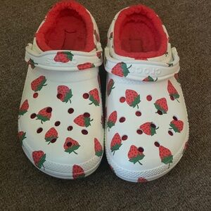 Rare Crocs Classic Lined Vacay Vibes Strawberry White & Red Clogs Size W12 / M10